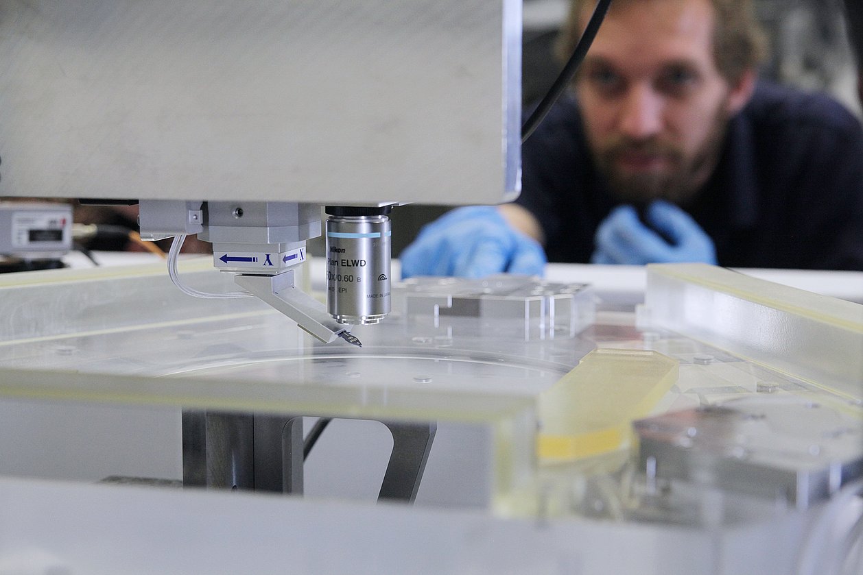 Das IMMS hat am Beispiel seines Positioniersystems NPS6D200 nachgewiesen, dass ein Laser- Fokus-Sensor zur lateralen Distanzmessung genutzt werden kann. Foto: IMMS.