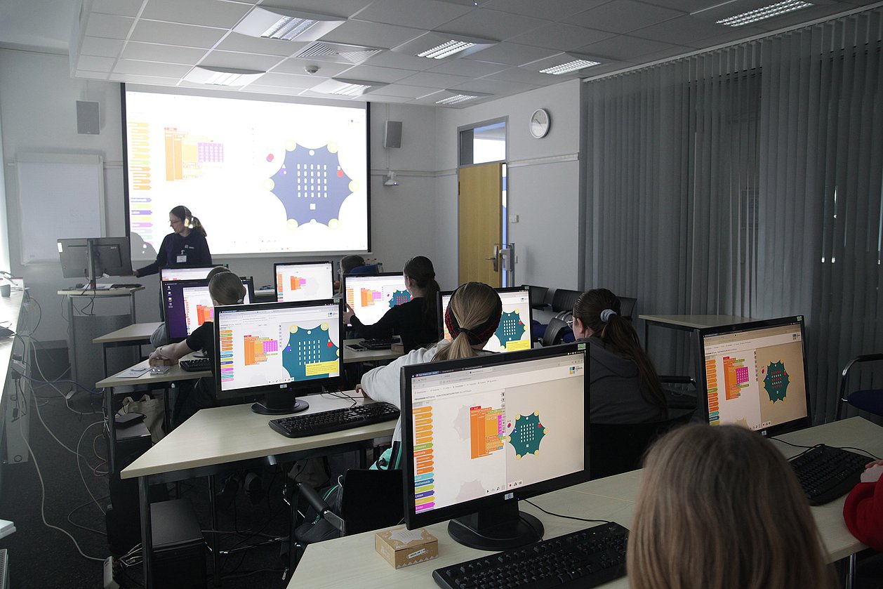 Eindrücke vom Girls'Day 2025 im IMMS. Foto: IMMS. Mädchen sitzen am Computer im Rechnerlabor.