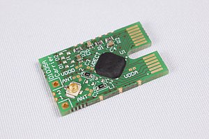 Eine kleine Platine mit vergossenem Chip.