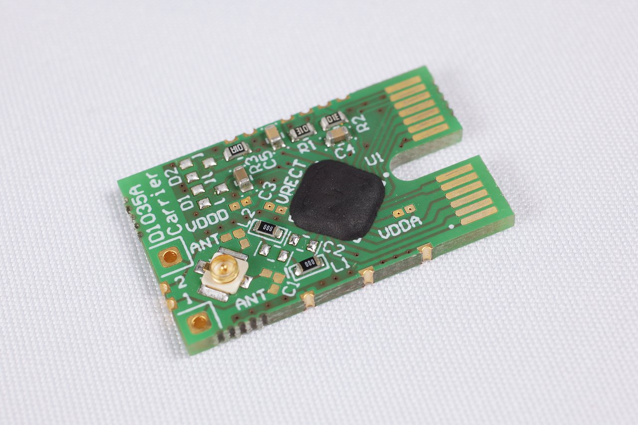 Eine kleine Platine mit vergossenem Chip.