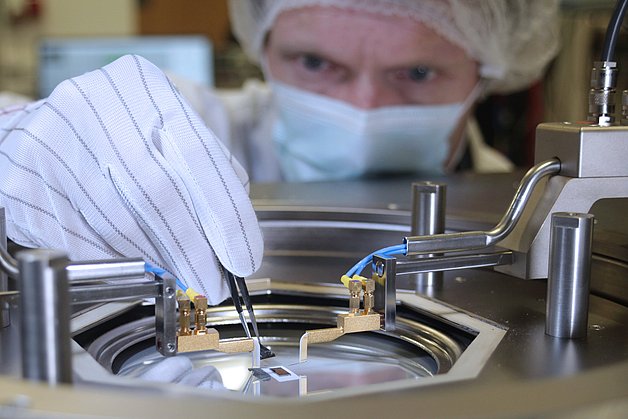 Voruntersuchungen am IMMS für miniaturisierte Messtechnik für kleinste Ströme zum SARS-CoV-2-Nachweis. Foto: IMMS.
