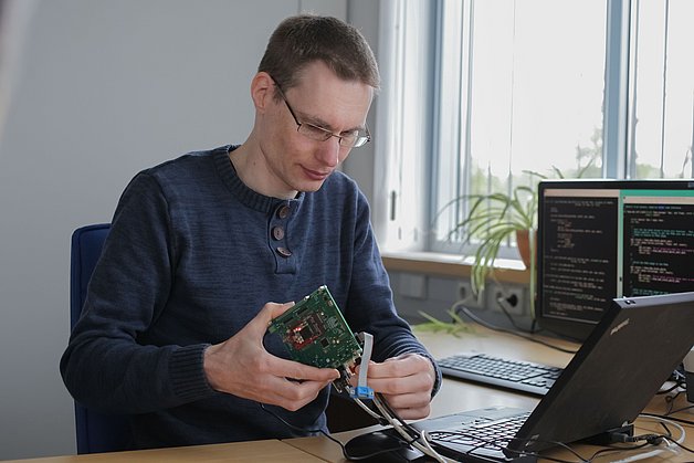 Working on the electronics for an automatable sensor solution to use compressed air in industry in an energy-efficient way. Photograph: IMMS.