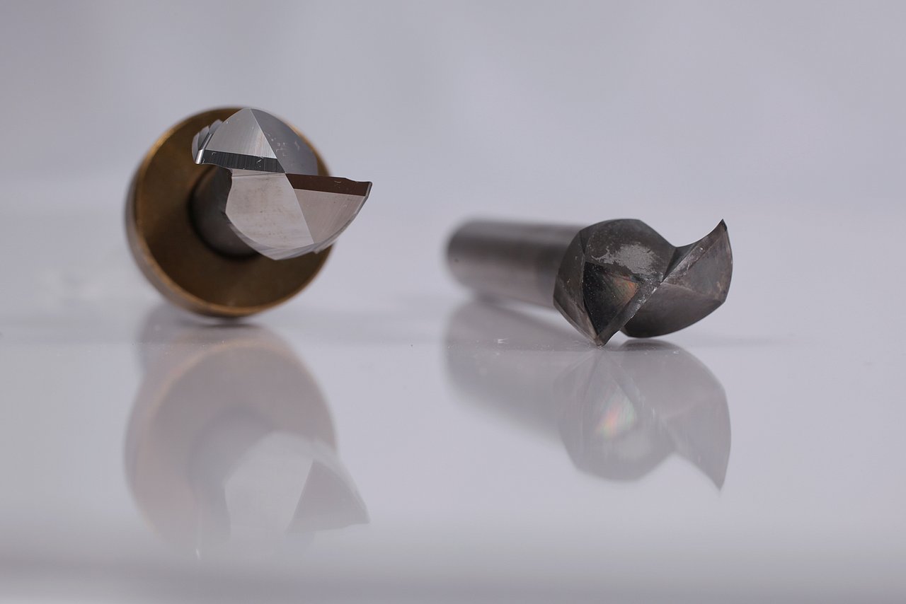 Im Projekt ZEMOS wird an einem KI-gestützten Werkzeugüberwachungssystem für CNC-Maschinen gearbeitet. Verschleiß an Fräswerkzeugen wie rechts im Bild lässt sich so viel früher erkennen. Foto: IMMS. Zwei Fräswerkzeuge im Vergleich: links fast neu, rechts deutlich sichtbar abgestumpft und mit Einkerbungen