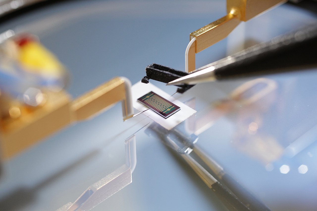 One of the project launches in the research field smart distributed measurement and test systems: ViroGraph – novel technology platform with graphene-based field-effect transistor for the detection of SARS-CoV-2. More from page 67. Photograph: IMMS.  