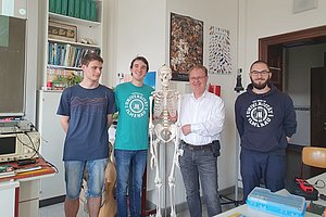 Marius Schmidt, Richard Richter, Prof. Ralf Sommer und Lukas Haubensack im Workshop zu elektronischer Schaltungstechnik im Rahmen der Projektwoche an der Goetheschule in Ilmenau. Foto: Ina Totzke, Goetheschule Ilmenau. 