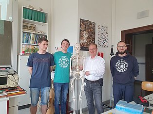 Marius Schmidt, Richard Richter, Prof. Ralf Sommer und Lukas Haubensack im Workshop zu elektronischer Schaltungstechnik im Rahmen der Projektwoche an der Goetheschule in Ilmenau. Foto: Ina Totzke, Goetheschule Ilmenau. 