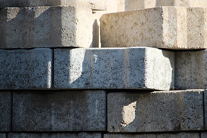 Das IMMS entwickelt eine drahtlose Vibrationsmessung für eine emissionsärmere Betonsteinproduktion. Foto: FlorinBirjoveanu, Pixabay. gestapelte Betonsteine