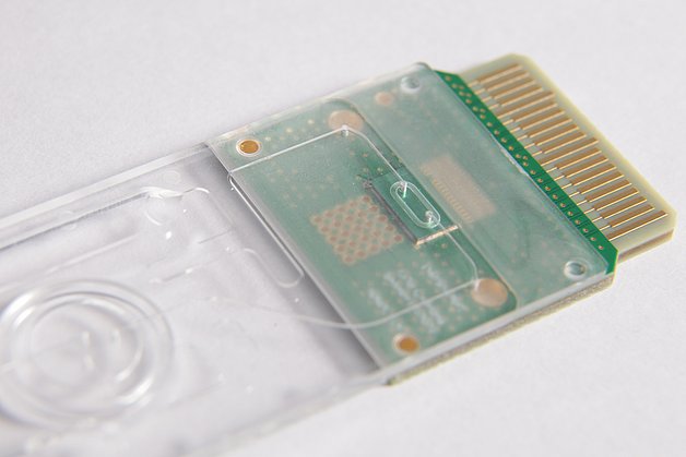 Experimental set-up for the integration of CMOS biosensors in microfluidic cartridges. Photograph: IMMS.