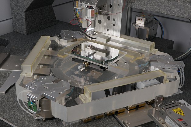 Das IMMS-Patent auf ein neues Regelungskonzept zur sub-nanometergenauen Positionierung erhielt 2024 eine Silbermedaille zur iENA-Erfindermesse. Mit diesem 6D-Nanometer-Planar-Positioniersystem wurde das Konzept validiert. Foto: IMMS.
