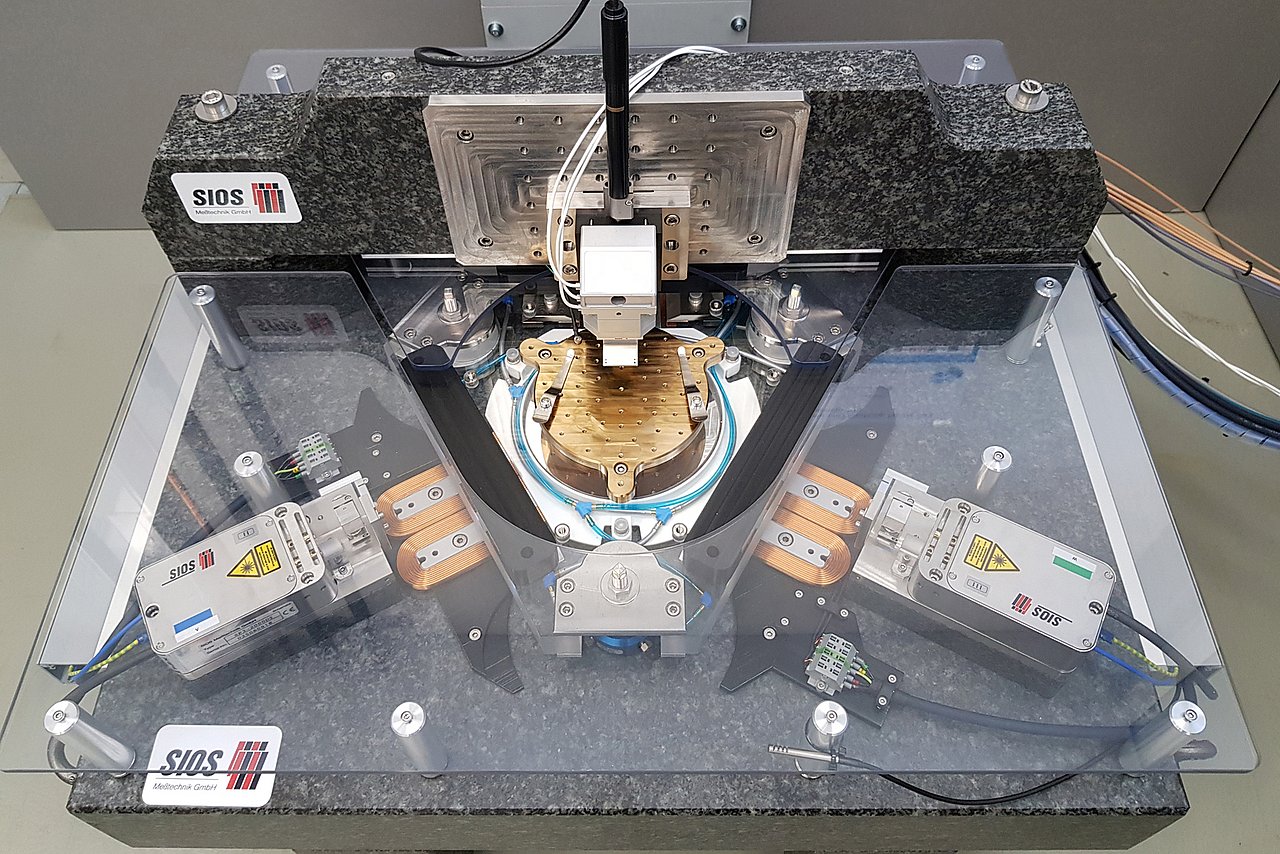 Example development in the research field Magnetic 6D direct drives with nanometre precision: the NFM-100 positioning system is already available as a modular platform via SIOS. More from page 101. Photograph: SIOS Meßtechnik GmbH.