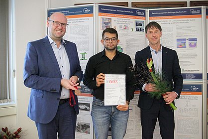 Rick Pandey (IMMS, Mitte) am 11.12.2025 zur Thüringer Auszeichnungsveranstaltung des PATON | Landespatentzentrum Thüringen an der TU Ilmenau im Wettbewerb der Erfindermesse iENA. Foto: IMMS.