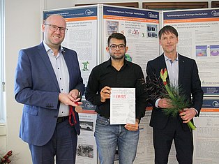 Rick Pandey (IMMS, Mitte) am 11.12.2025 zur Thüringer Auszeichnungsveranstaltung des PATON | Landespatentzentrum Thüringen an der TU Ilmenau im Wettbewerb der Erfindermesse iENA. Foto: IMMS.