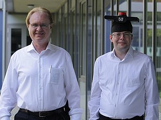 Georg Gläser (rechts) und Univ.-Prof. Dr.-Ing. Ralf Sommer (links), Doktorvater, wiss. Geschäftsführer des IMMS und Professor an der TU Ilmenau, nach der Disputation am 14.06.2023. Foto: IMMS.