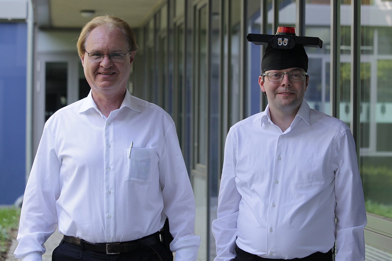 Georg Gläser (rechts) und Univ.-Prof. Dr.-Ing. Ralf Sommer (links), Doktorvater, wiss. Geschäftsführer des IMMS und Professor an der TU Ilmenau, nach der Disputation am 14.06.2023. Foto: IMMS.