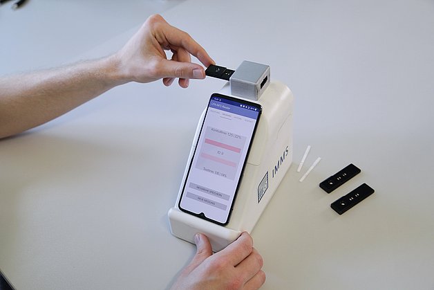 Energy-autonomous NFC measuring system for reading out LFA test strips. Photograph: IMMS.