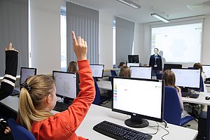 Gruppe von Mädchen im Rechnerlabor.