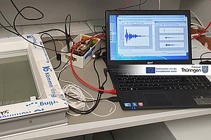 Test setup with window pane, glass break sensor, measuring device and laptop