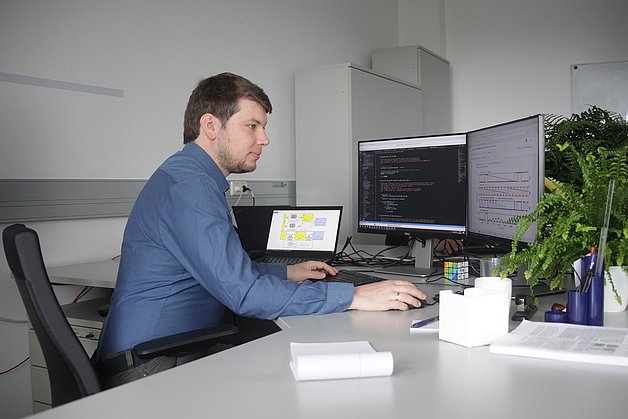 In KI-EDA werden mit künstlichen neuronalen Netzen Modellfehler von Verhaltensmodellen geschätzt, was für die Simulation integrierter Schaltungen essenziell ist. Foto: IMMS.