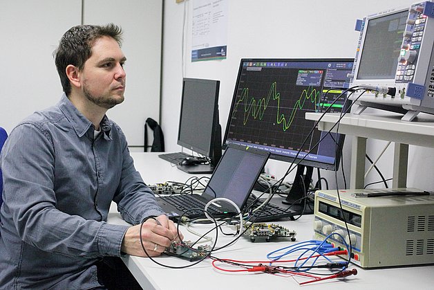 Voruntersuchungen für Lösungen, mit denen sich Datenleitungen in laufenden Industrieanlagen kostengünstig überwachen lassen. Foto: IMMS.