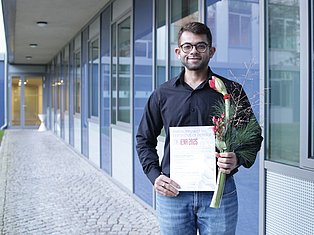 Der Erfinder Rick Pandey wurde am 11.12.2025 für das IMMS-Patent „Verfahren und Sensoranordnung zum Überwachen einer Funktion eines Bauteiles einer Maschine“ mit einer iENA-Bronzemedaille geehrt. Foto: IMMS.