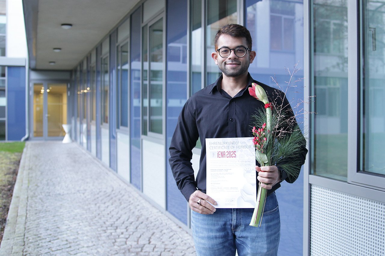Der Erfinder Rick Pandey wurde am 11.12.2025 für das IMMS-Patent „Verfahren und Sensoranordnung zum Überwachen einer Funktion eines Bauteiles einer Maschine“ mit einer iENA-Bronzemedaille geehrt. Foto: IMMS.