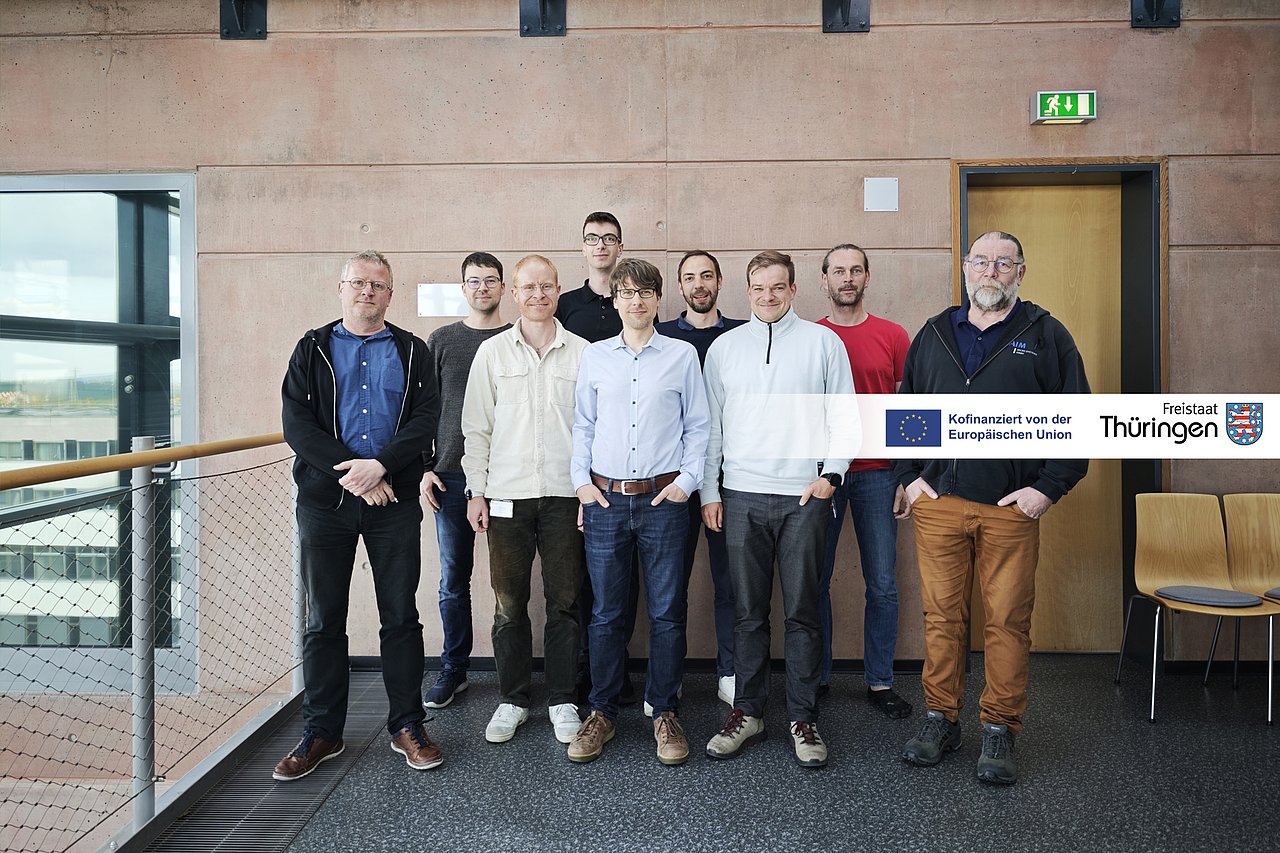 Vertreter der PIC-PAM-Projektpartner beim ersten Arbeitstreffen in Erfurt. Foto: IMMS. Gruppenfoto in einem Gebäude