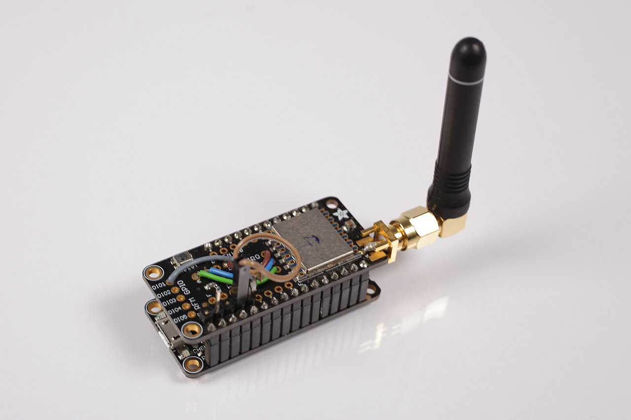 Funkmodul für die Realisierung von Sensorknoten zum Umweltmonitoring. Eine zuverlässige Datenübertragung mit großer Reichweite wird über das am IMMS entwickelte Kommunikationsprotokoll auf der Basis von LoRa sichergestellt. Foto: IMMS. offene Plastikbox mit angeschlossenen Platinen, Batterie und Antenne