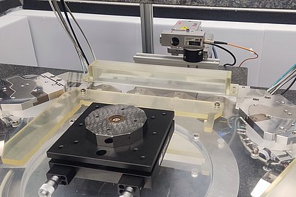Aufbau zur Bestimmung des Abweichungswinkels von Spiegeln in einem 6-DOF-Nanopositioniertisch. Foto: IMMS.
