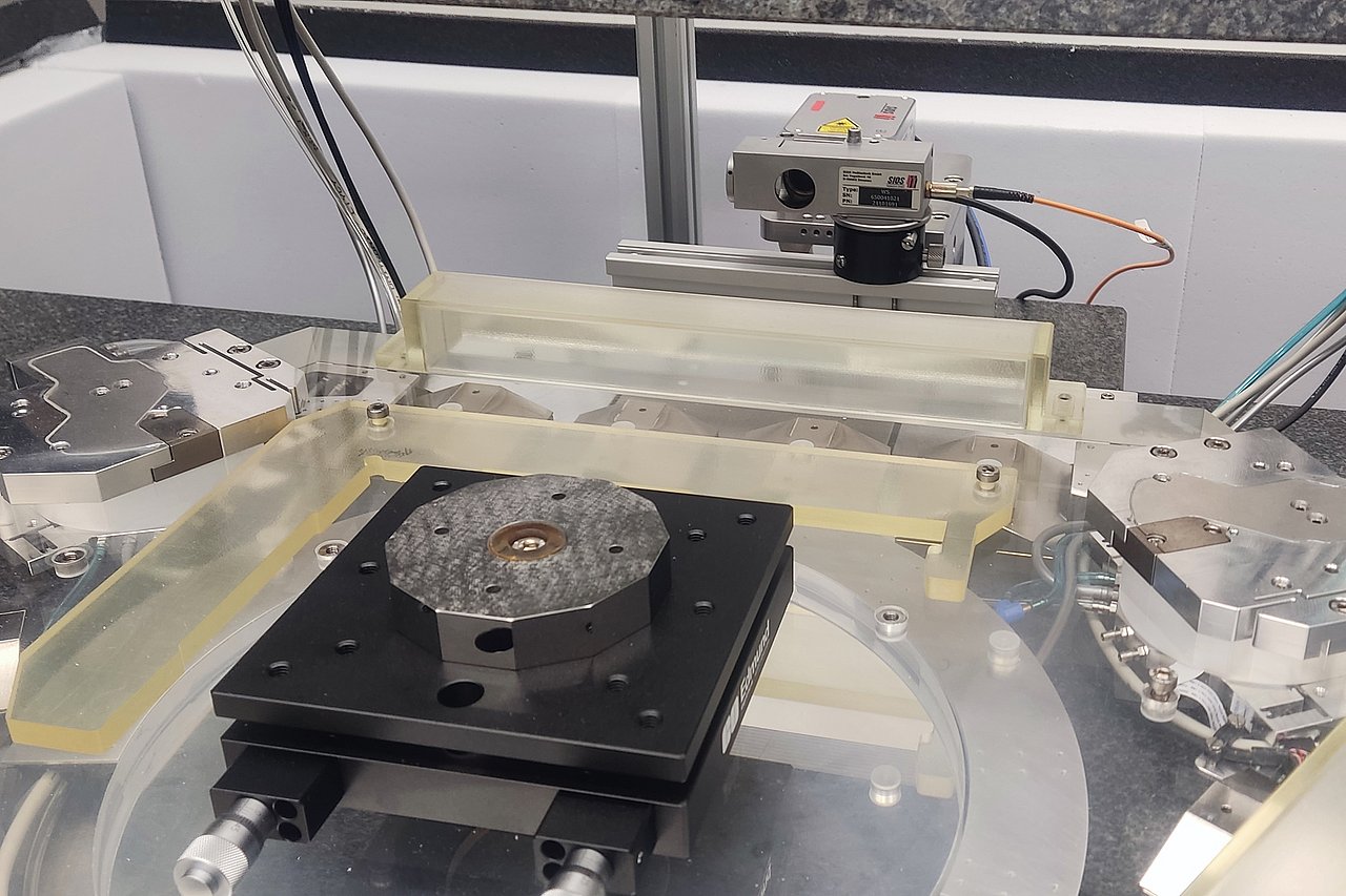Aufbau zur Bestimmung des Abweichungswinkels von Spiegeln in einem 6-DOF-Nanopositioniertisch. Foto: IMMS.