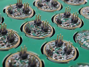 Auswahl verschiedener LED-Treiberschaltungen, die Vincent Haude für seine mit dem Silicon Science Award ausgezeichnete Abschlussarbeit untersucht hat. Foto: IMMS.