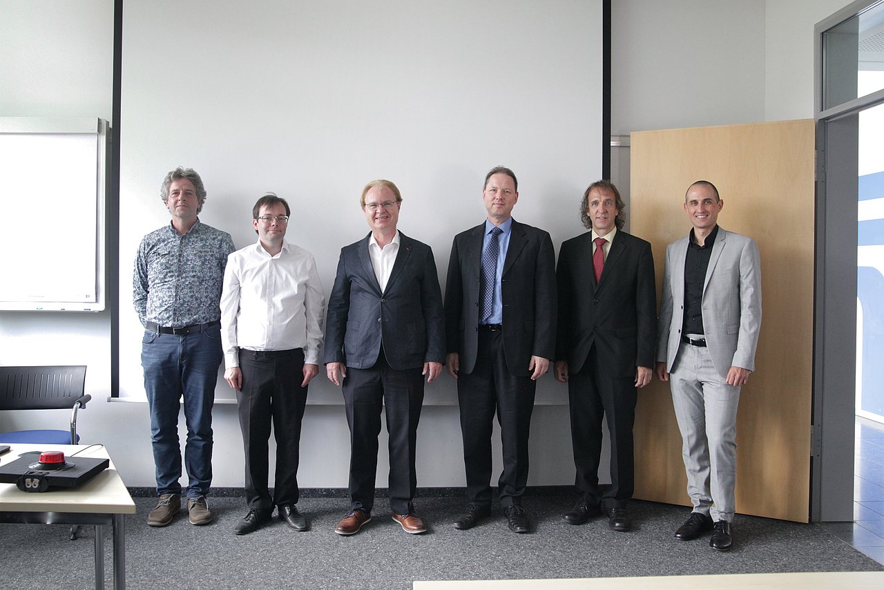 Georg Gläser und Mitglieder der Prüfungskommission nach der Disputation am 14.06.2023 zu seiner Dissertation “Invasive and Parametric Simulation Methods for Integrated Circuit Analysis”. Foto: IMMS.