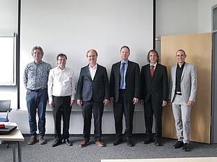 Georg Gläser und Mitglieder der Prüfungskommission nach der Disputation am 14.06.2023 zu seiner Dissertation “Invasive and Parametric Simulation Methods for Integrated Circuit Analysis”. Foto: IMMS.