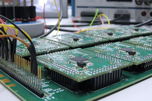 Modular measuring environment for mixed-signal real-time parameter acquisition during lifetime tests. Photograph: IMMS.
