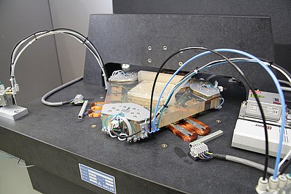 Nano positioning system developed at IMMS with a motion range of Ø100 mm x 10 mm, which is being further developed for industrial use in the MC_NPS project with an adapted signal processor-based motion controller from SIOS. Photograph: IMMS.