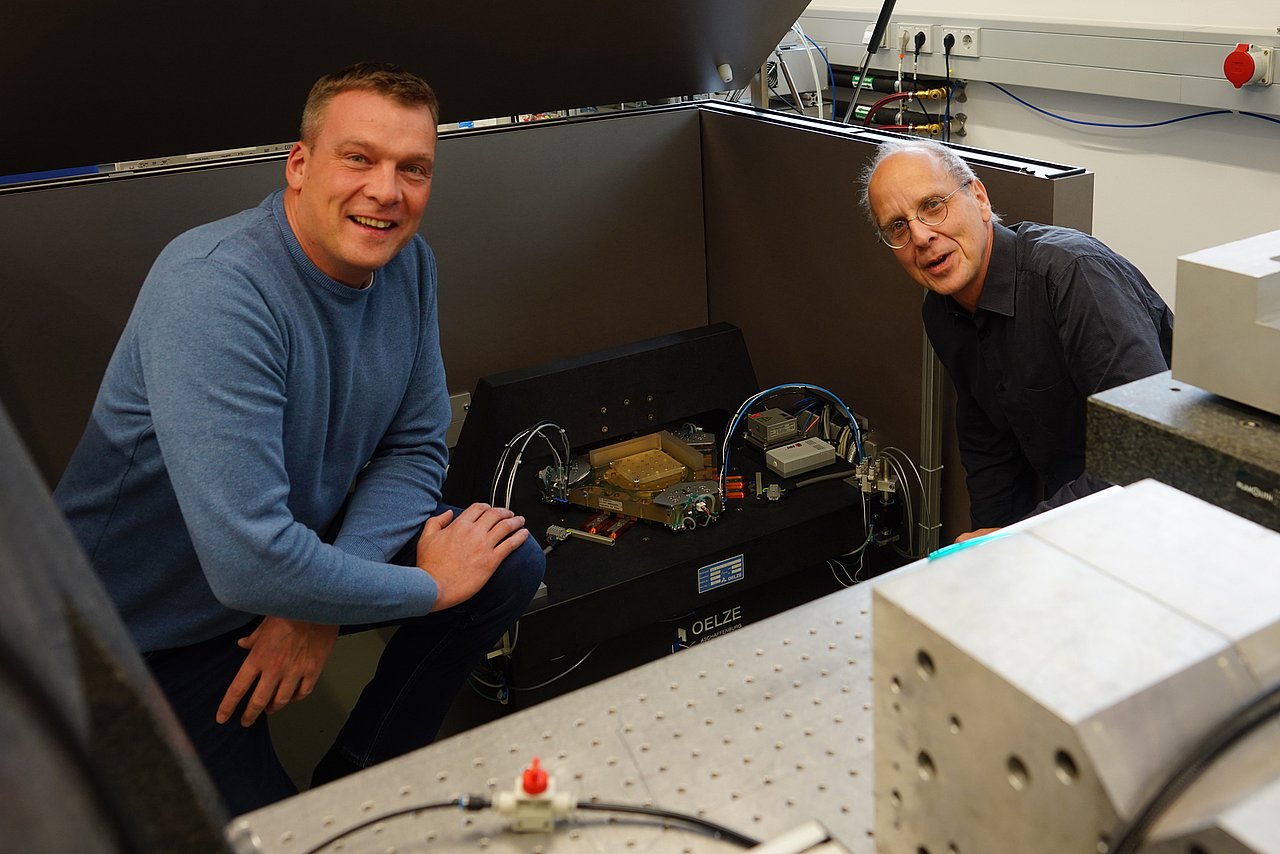 Vertreter der Projektpartner SIOS und IMMS des im November 2025 gestarteten Projekts MC_NPS zum Auftakttreffen am 05.11.2025 in Ilmenau. Foto: Rolf Peukert, IMMS.