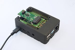 Handtellergroße offene Box mit Leiterplatten. 