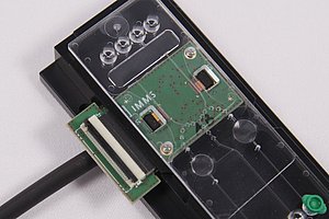 Leiterplatte mit Mikroelektronik-Chip in einem Gehäuse mit Mikrofluidik-Kanälen.