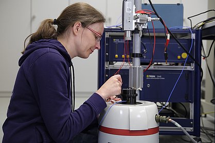 Frau an einem Laboraufbau