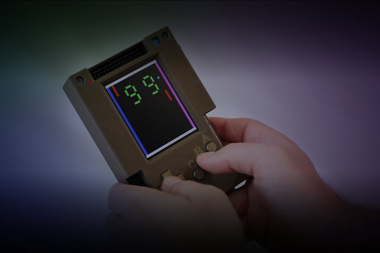 Der Übersetzer für Chip-Ideen kann zur Langen Nacht der Wissenschaft anhand dieses Pong-Spiels getestet werden. Foto: IMMS. Zwei Hände halten einen kleinen Spielecomputer, auf dessen Display das Spiel "Pong" mit dem Punktestand 9:9 zu sehen ist.