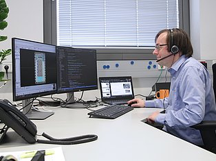 Georg Gläser an Arbeiten für das Projekt KI-EDA, das auf Basis der in seiner Dissertation entwickelten Methoden angestoßen werden konnte. In KI-EDA ging es u.a. um smarte Modelle zum Entwurf von Chips für I4.0-Anwendungen. Foto: IMMS.