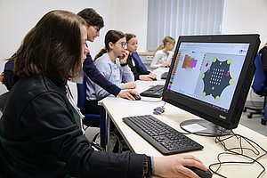 Mädchen mit Betreuerin im Rechnerlabor.