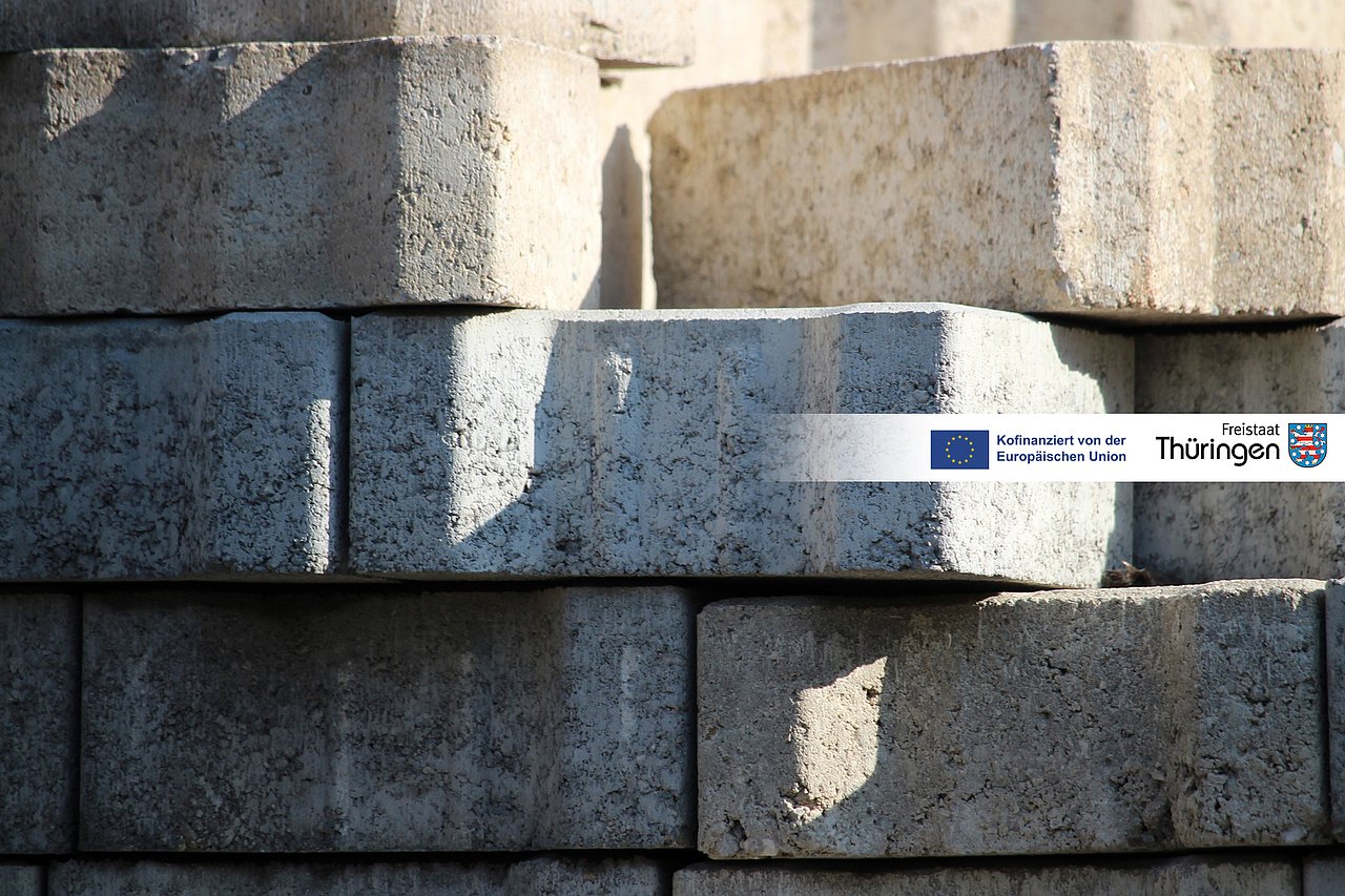 Das IMMS entwickelt eine drahtlose Vibrationsmessung für eine emissionsärmere Betonsteinproduktion. Foto: FlorinBirjoveanu, Pixabay. gestapelte Betonsteine