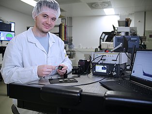 Vincent Haude bereitet eine der LED-Treiberschaltungen für eine Messung vor. Für seine Arbeiten wurde er am 3.12.2025 mit dem Silicon Science Award ausgezeichnet. Foto: IMMS.