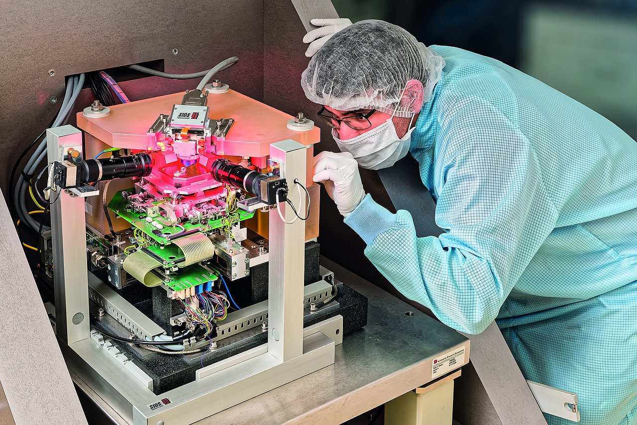 In der Industrie etablierte Nanopositionier- und Nanomessmaschine NMM-1 von SIOS mit einem Arbeitsbereich von 25 x 25 x 5 mm³ und einer Positionierauflösung von 0.1 nm. Deren bewährte Steuerung wird für den IMMS-Antrieb adaptiert. Foto: SIOS.