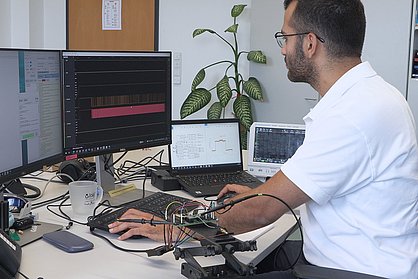 Hani Abdullah bei Voruntersuchungen für einen UHF-RFID-Sensor-Transponder-IC zur Überwachung von Pflanzen in Gewächshäusern und für einen Wake-Up-Empfänger-IC zum Monitoring von Windkraftanlagen, die wir im Projekt StorAIge entwickeln. Foto: IMMS.
