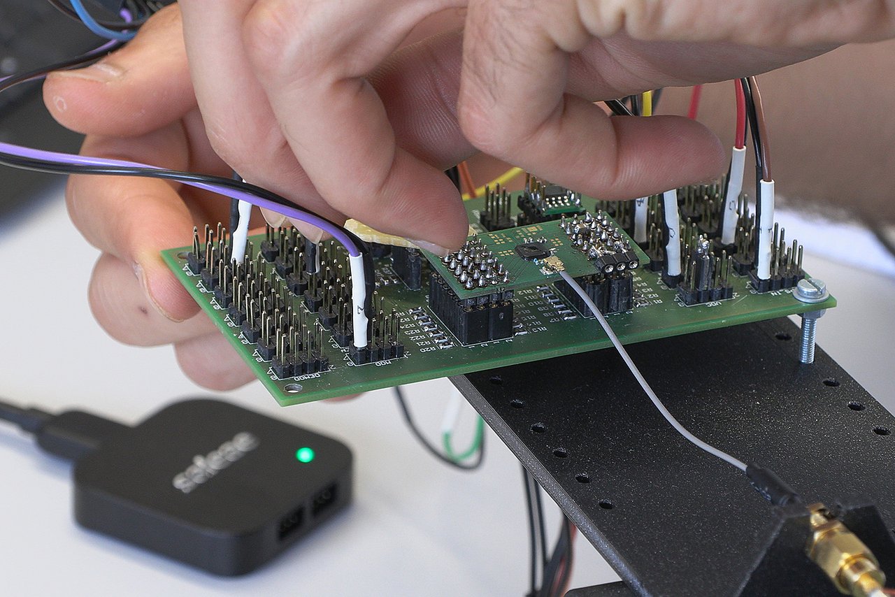 One of the project launches in 2021 in the research field of Integrated Sensor Systems: StorAIge – ultra-low power embedded memories in wireless front-end ICs for wireless sensors. More from page 47. Photograph: IMMS.