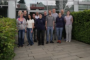Acht Männer und fünf Frauen vor dem IMMS-Gebäude in Ilmenau.