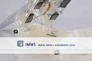 3D-gedruckte handtellergroße Klappfassung mit Nadeln zur Kontaktierung eines darunter in der Fassung eingelegten Chips. Direkt über dem Chip ein Schlauch und eine Kammer für Transport und Analyse von Flüssigkeiten. 