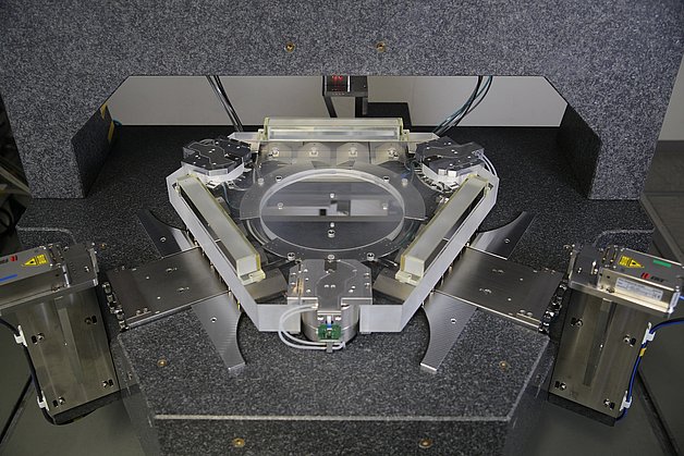 Das IMMS hat Hubmodule für je 15 kg Tragfähigkeit und 25 mm Hub entwickelt und als vertikale Nanopositionierer in ein 6D-Antriebssystem integriert, die eine Nutzlast praktisch leistungslos tragen und diese nanometergenau positionieren. Foto: IMMS.