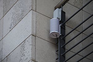 Installierte Funksensorknoten am Newtonbau.